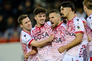 Le buteur Dejan Sorgic (au centre) et ses coéquipiers ont frappé un grand coup au sommet de la Challenge League.